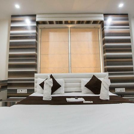 Hotel Fun City Navsari Exteriör bild