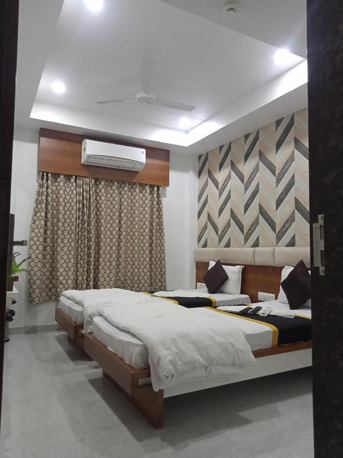 Hotel Fun City Navsari Exteriör bild