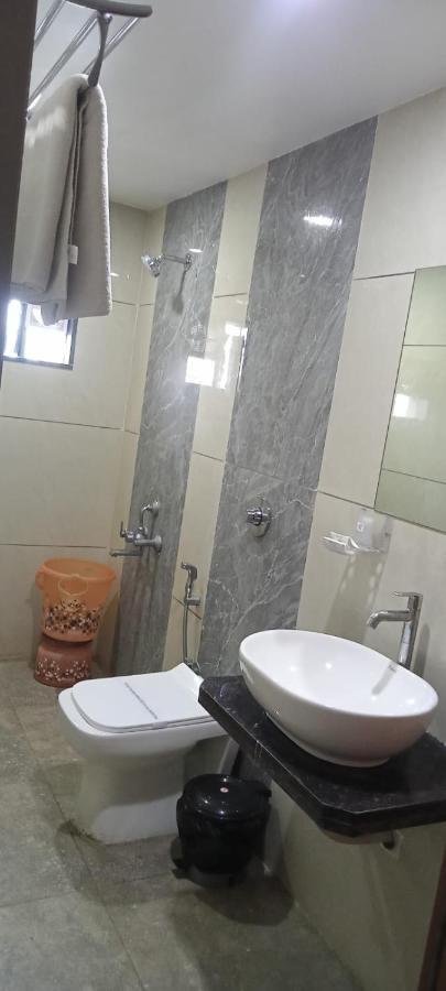 Hotel Fun City Navsari Exteriör bild