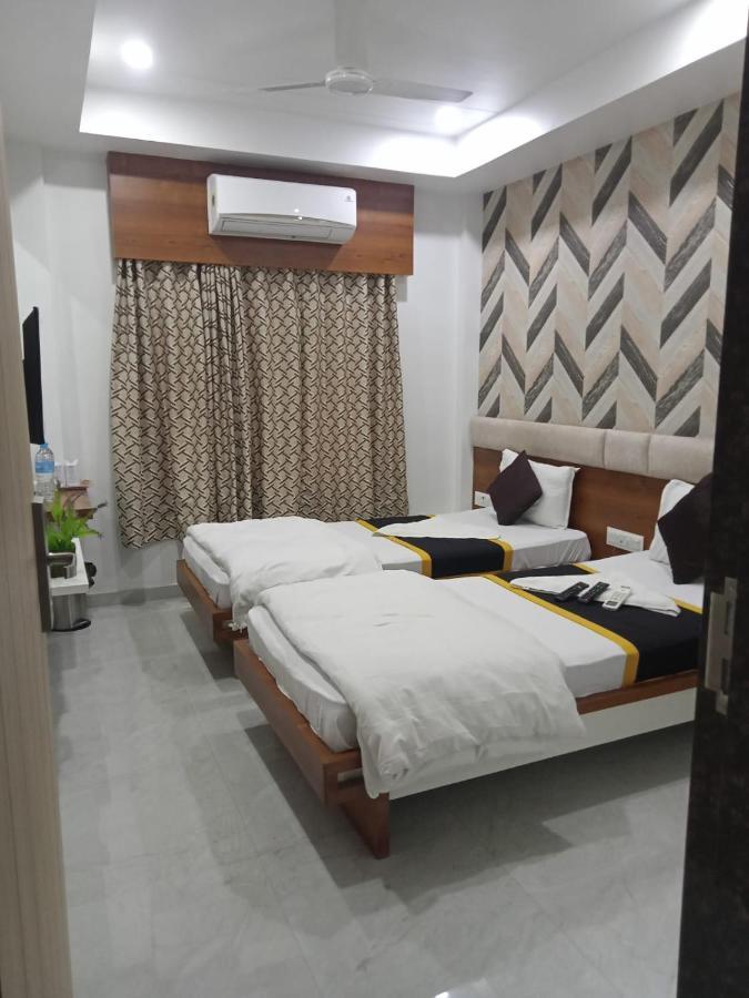 Hotel Fun City Navsari Exteriör bild
