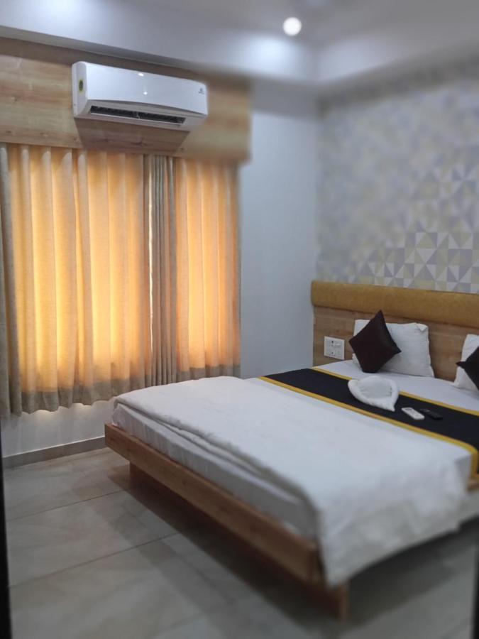 Hotel Fun City Navsari Exteriör bild