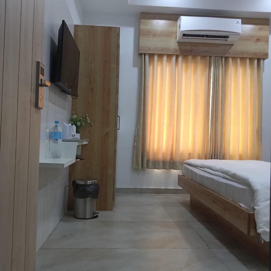 Hotel Fun City Navsari Exteriör bild