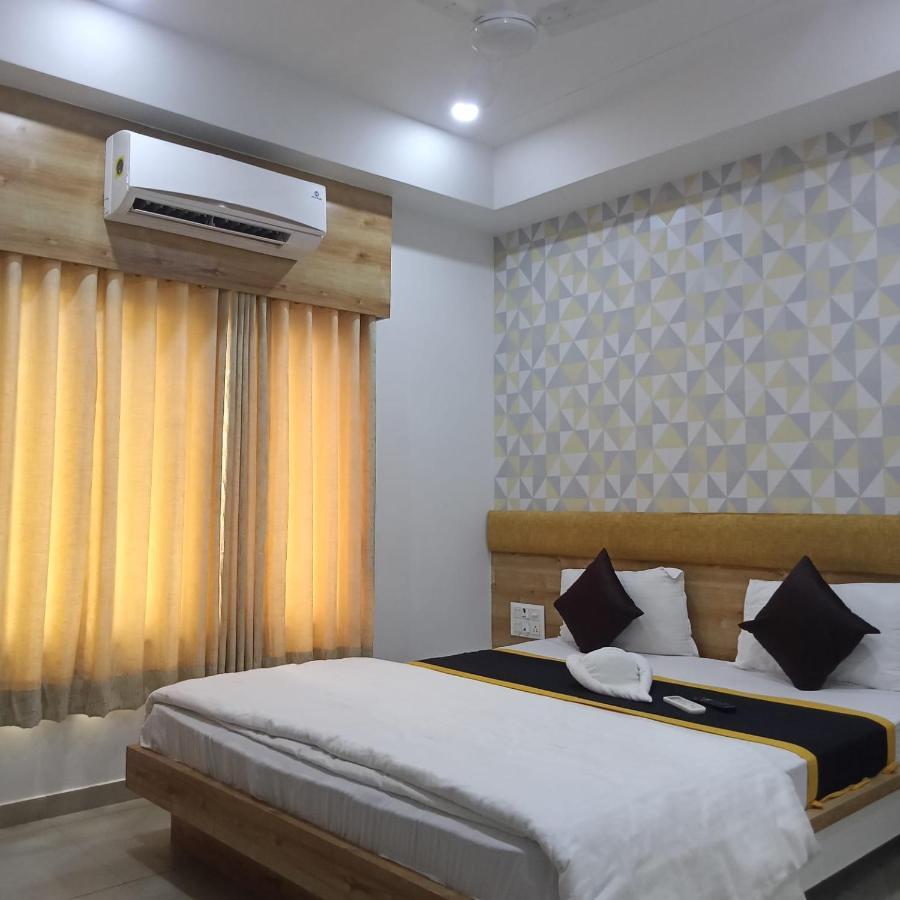 Hotel Fun City Navsari Exteriör bild