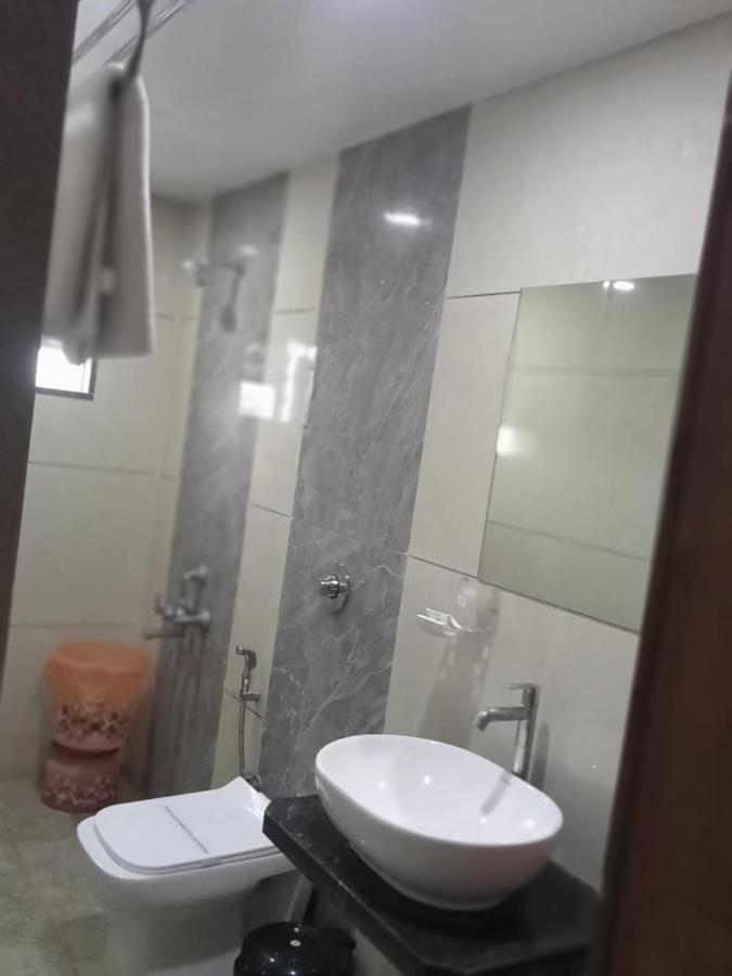Hotel Fun City Navsari Exteriör bild