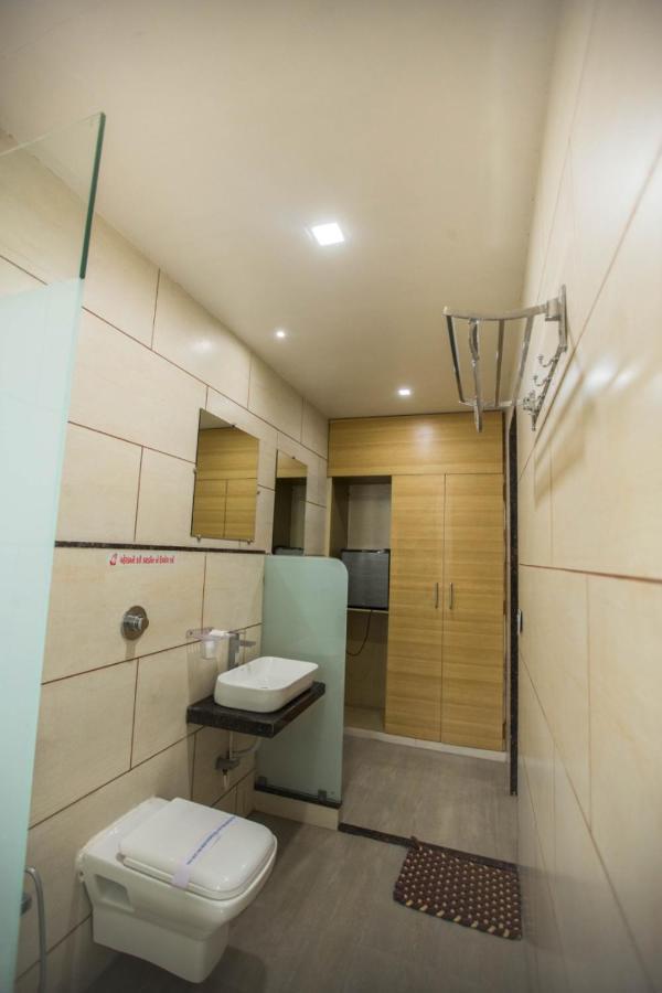 Hotel Fun City Navsari Exteriör bild