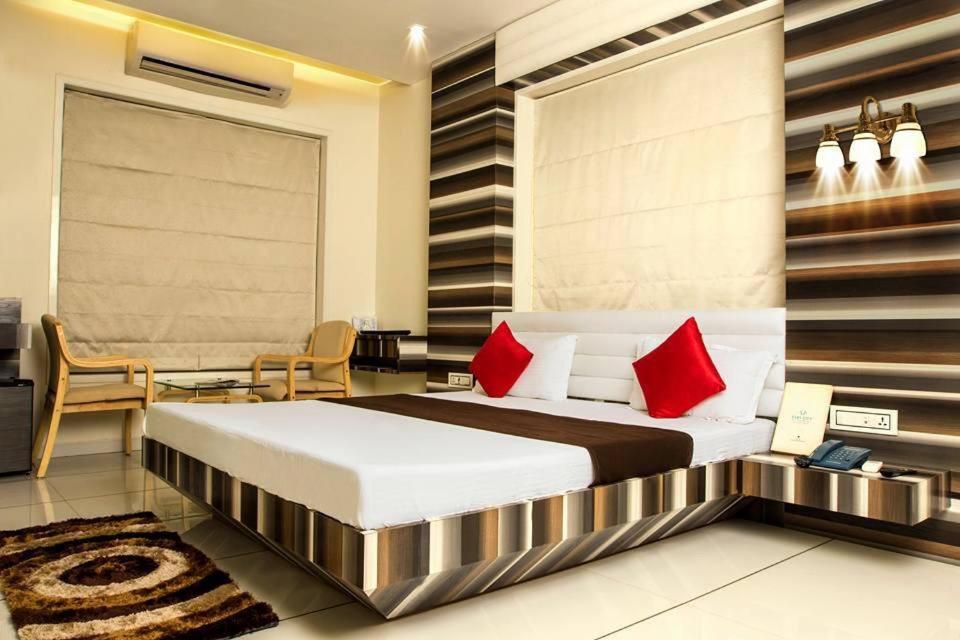 Hotel Fun City Navsari Exteriör bild
