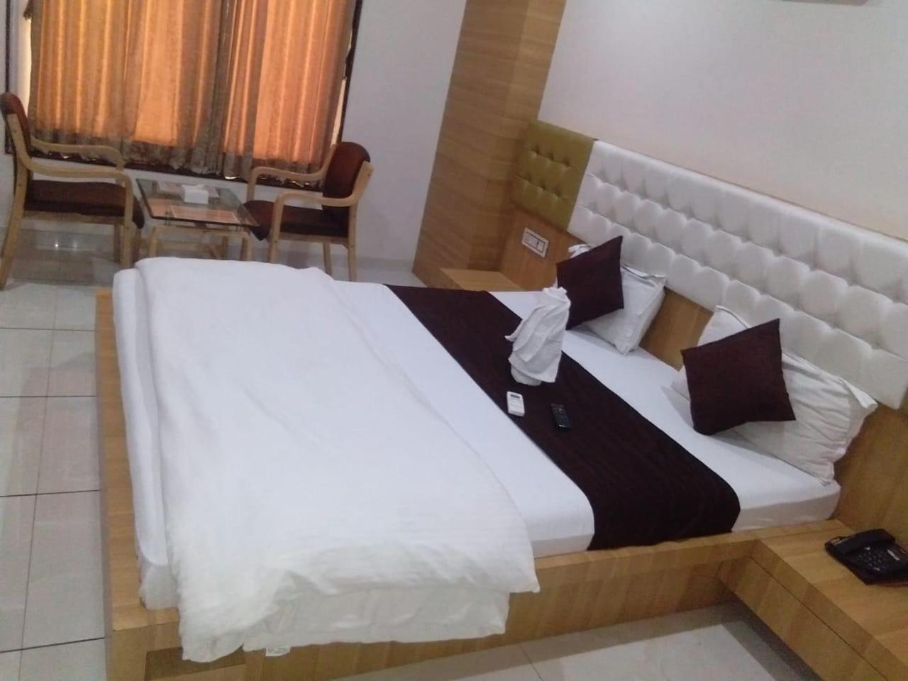Hotel Fun City Navsari Exteriör bild