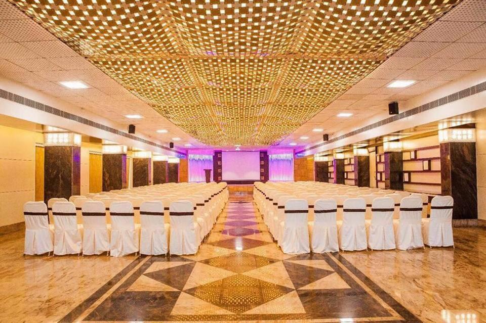 Hotel Fun City Navsari Exteriör bild
