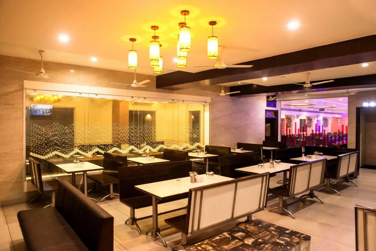 Hotel Fun City Navsari Exteriör bild