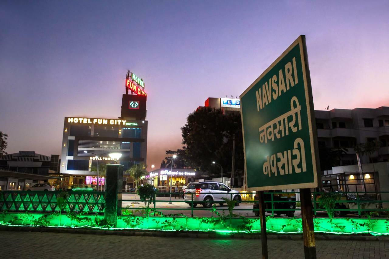 Hotel Fun City Navsari Exteriör bild