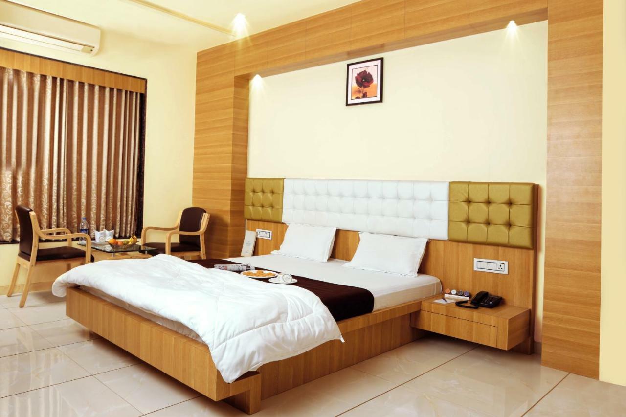 Hotel Fun City Navsari Exteriör bild