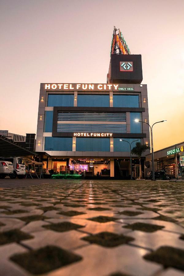 Hotel Fun City Navsari Exteriör bild