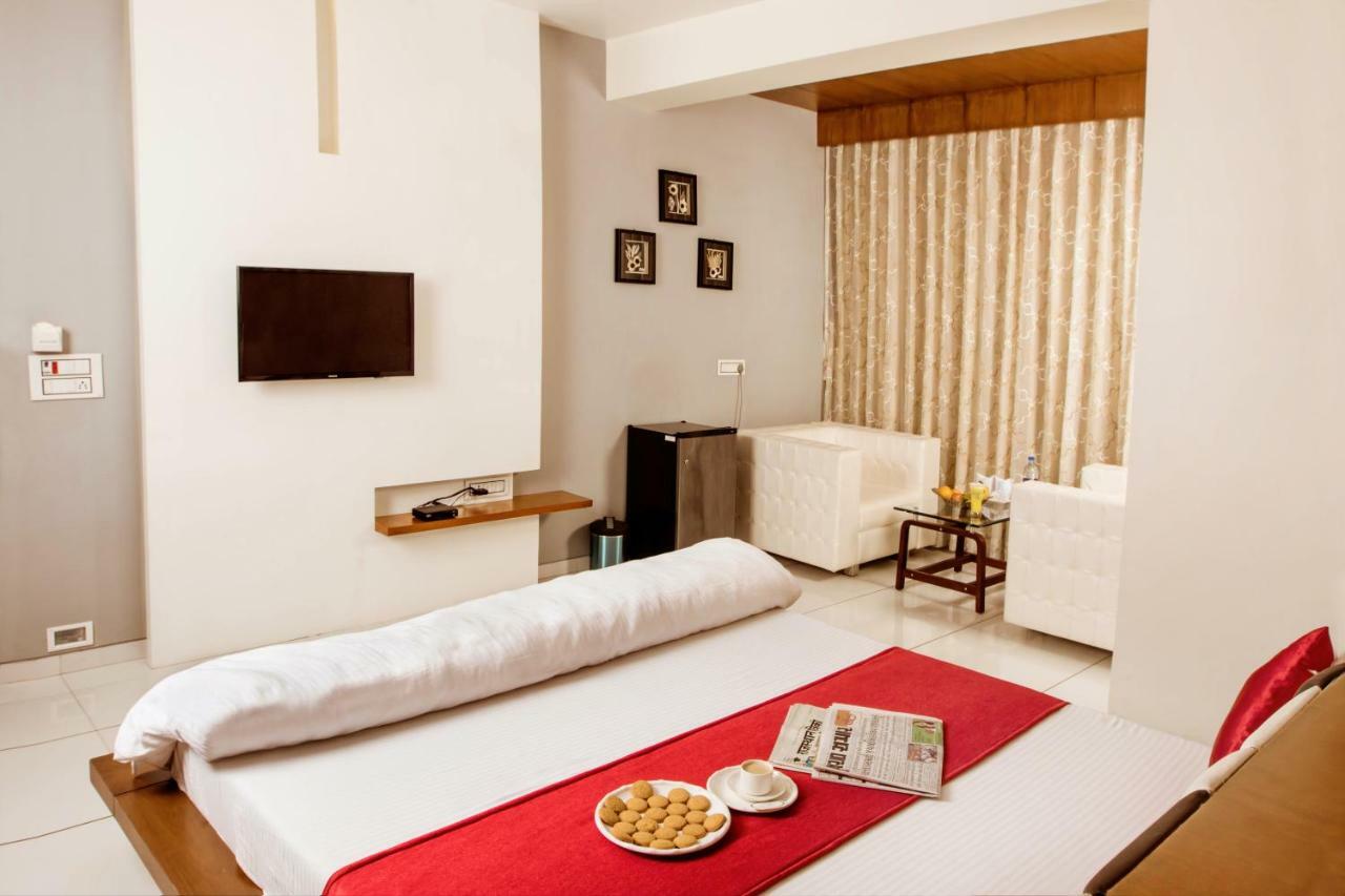 Hotel Fun City Navsari Exteriör bild