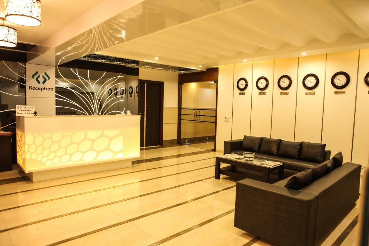 Hotel Fun City Navsari Exteriör bild
