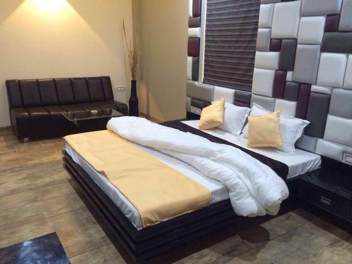 Hotel Fun City Navsari Exteriör bild