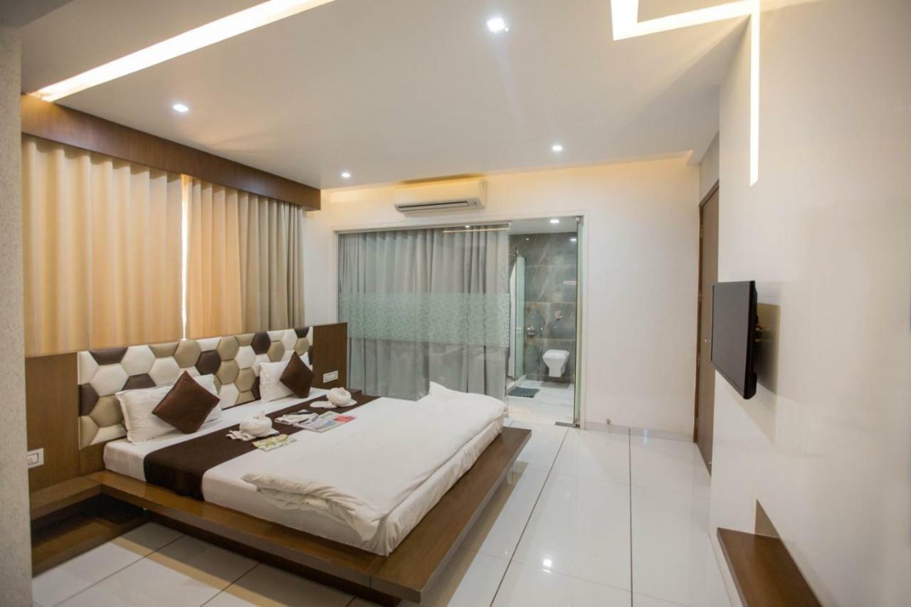 Hotel Fun City Navsari Exteriör bild