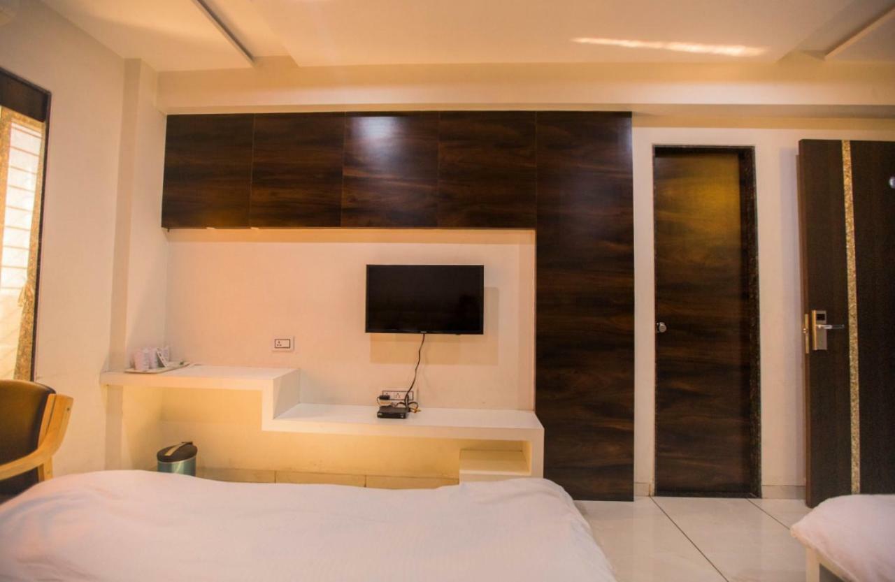 Hotel Fun City Navsari Exteriör bild