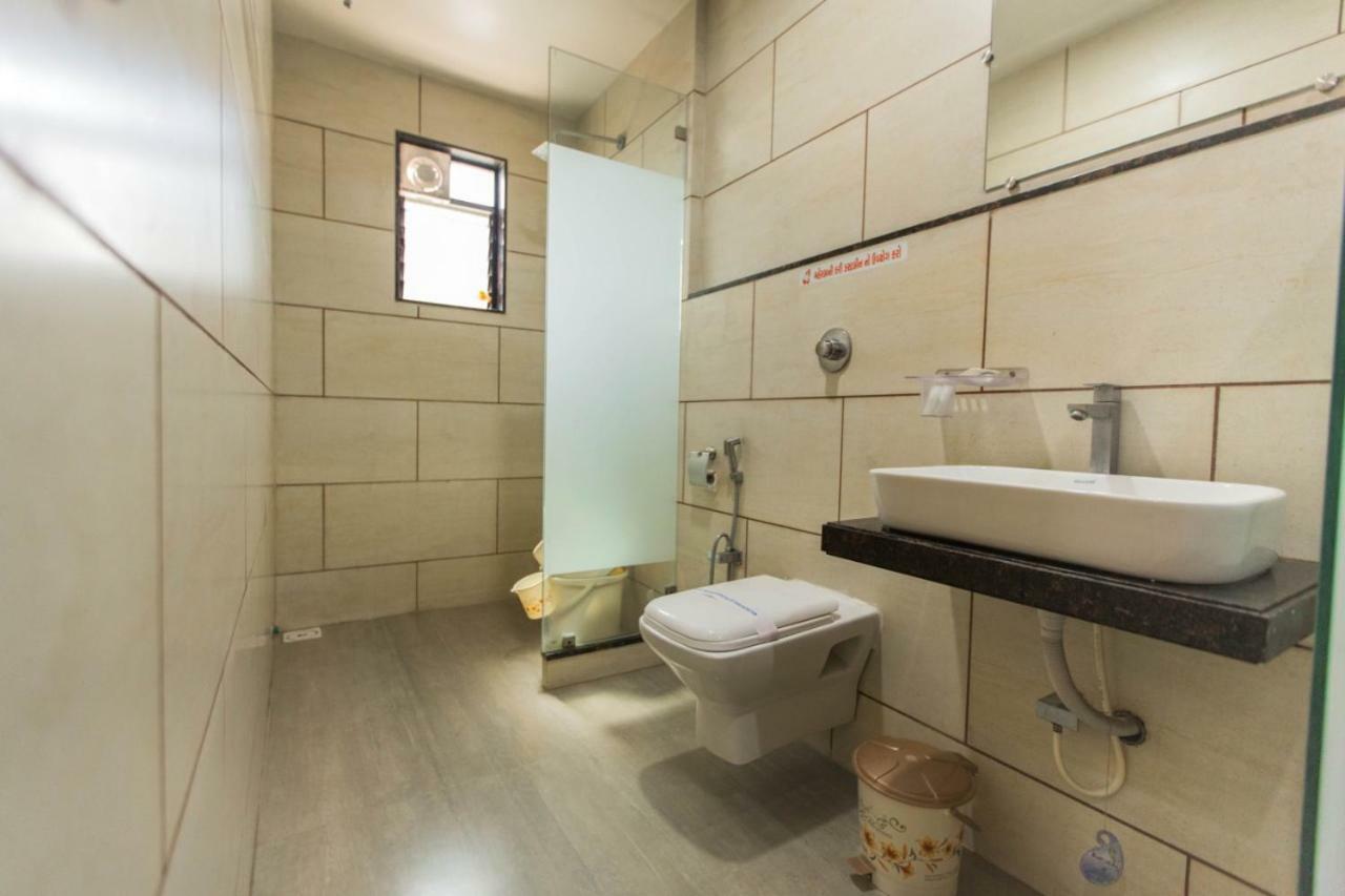 Hotel Fun City Navsari Exteriör bild