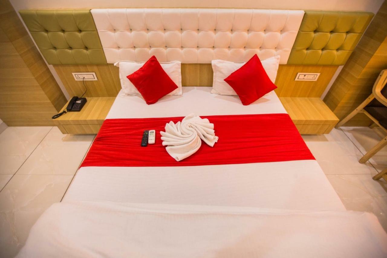 Hotel Fun City Navsari Exteriör bild