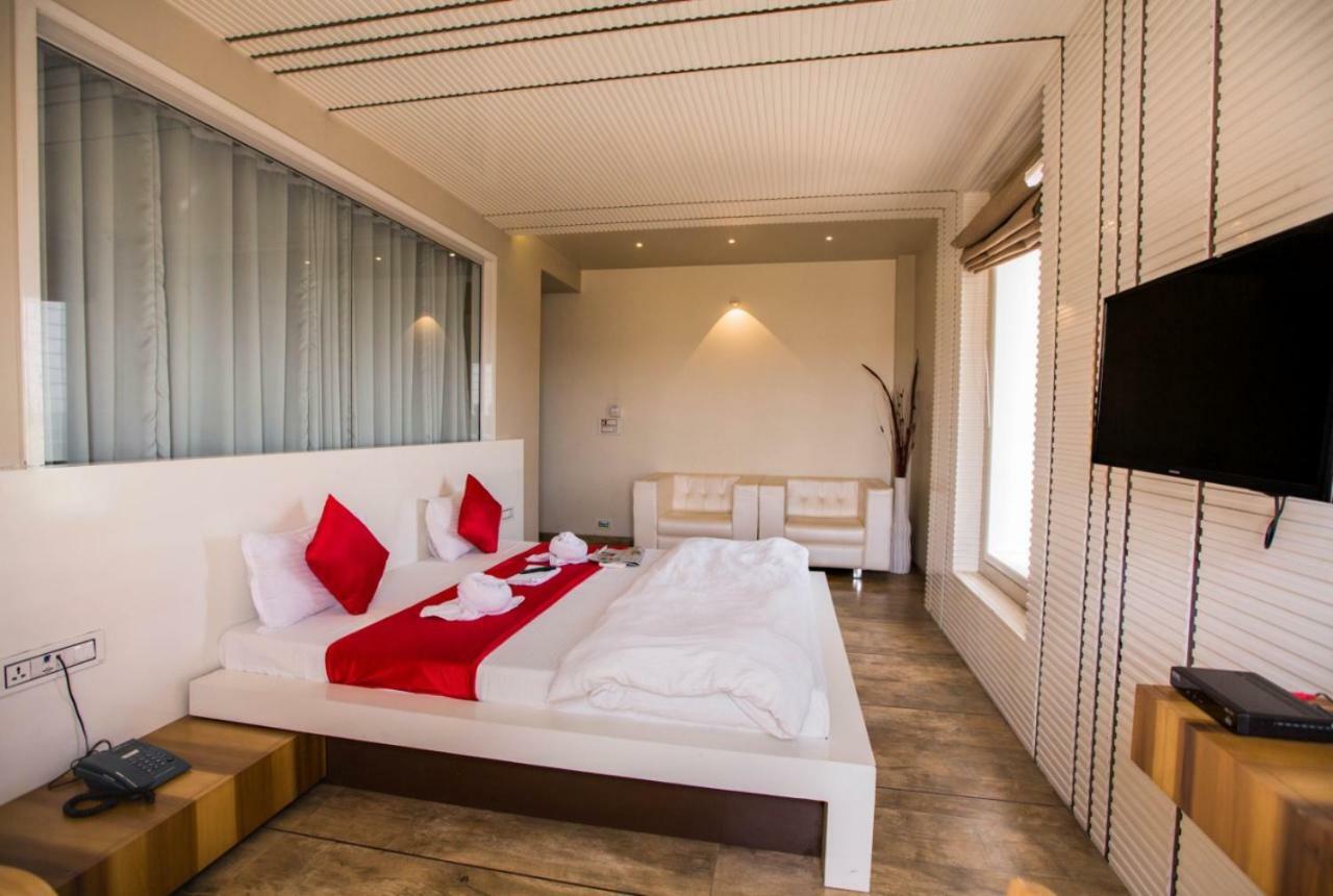 Hotel Fun City Navsari Exteriör bild