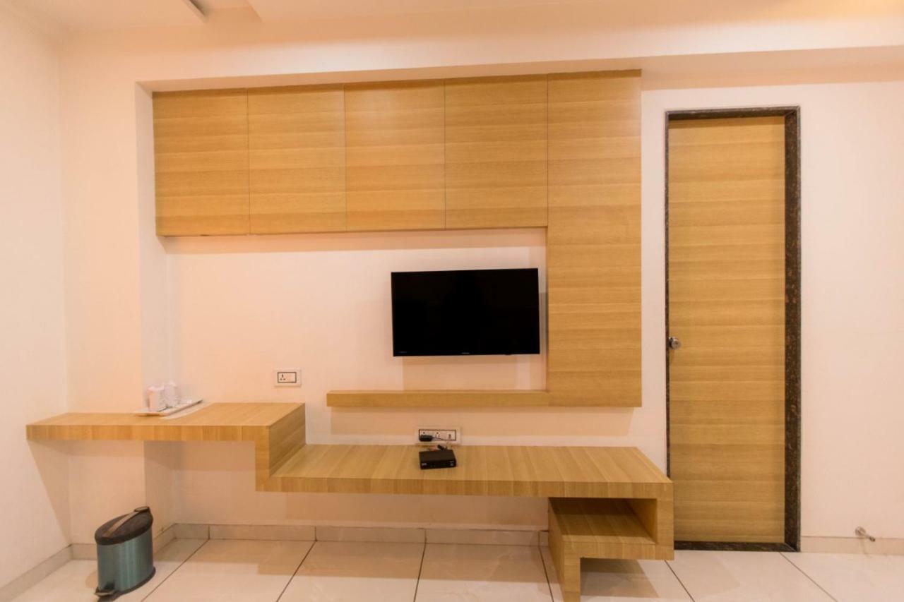 Hotel Fun City Navsari Exteriör bild