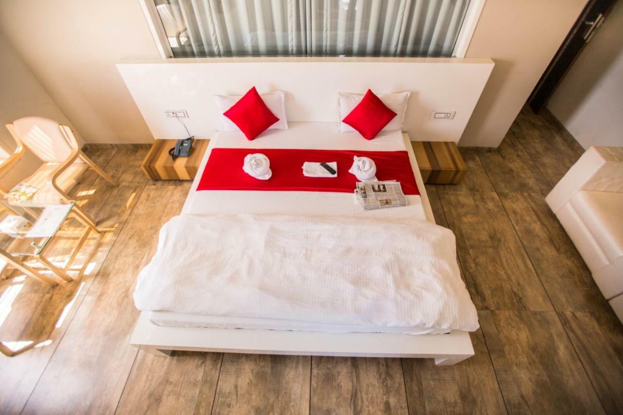 Hotel Fun City Navsari Exteriör bild
