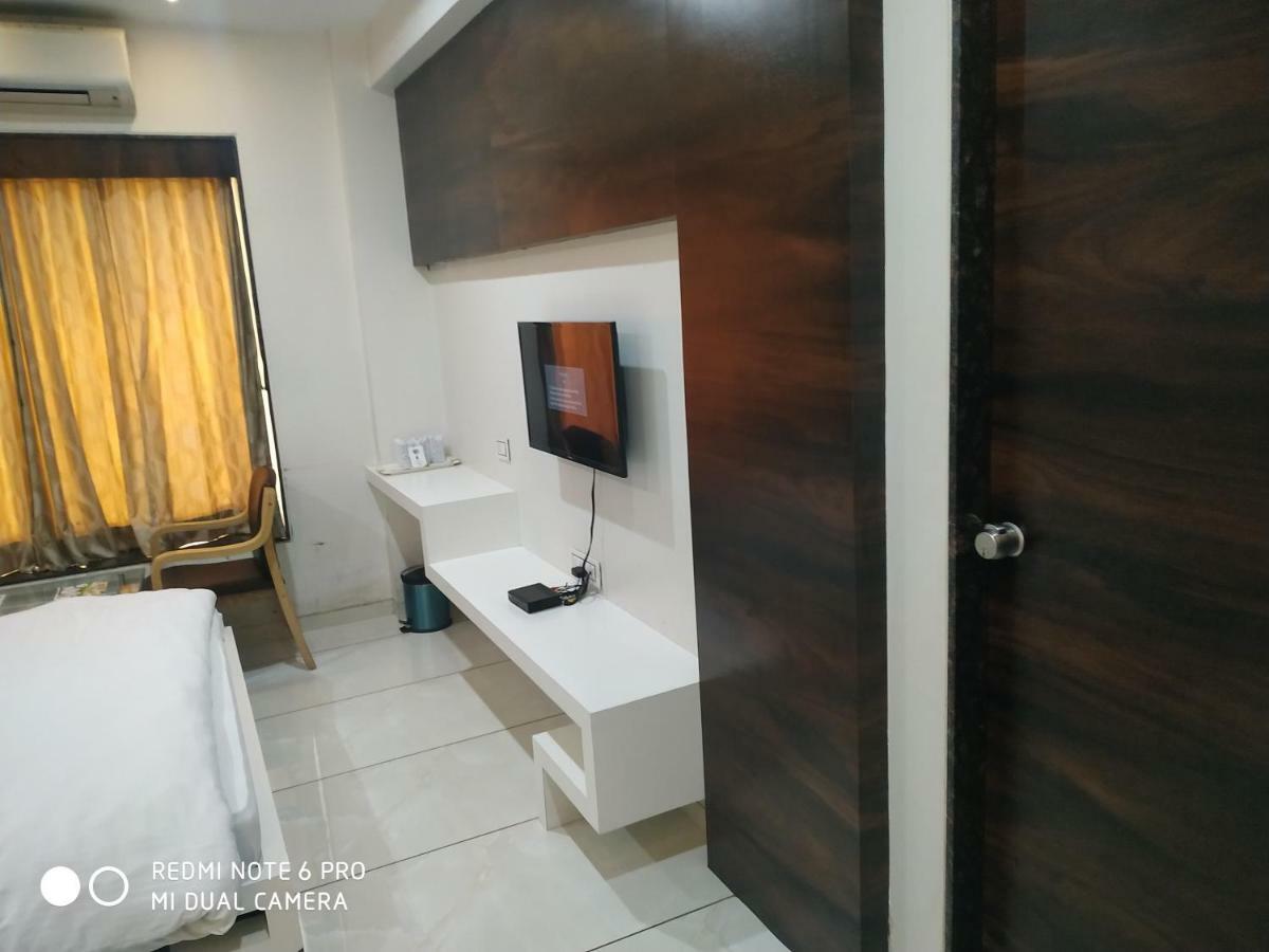 Hotel Fun City Navsari Exteriör bild