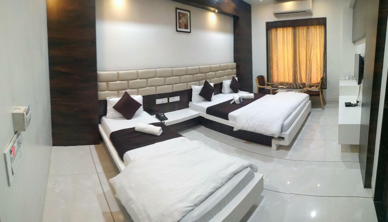 Hotel Fun City Navsari Exteriör bild