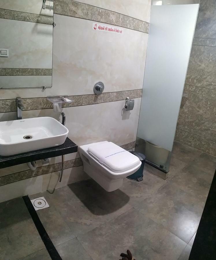 Hotel Fun City Navsari Exteriör bild